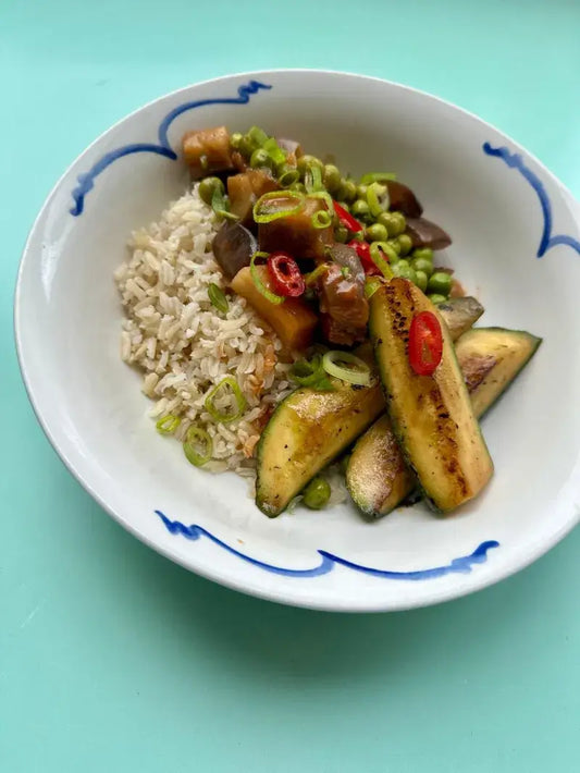 Honey Sriracha Aubergine with Brown Rice & Garlic Courgette Honey Sriracha Aubergine with sticky sriracha sauce, brown rice, and garlic courgette wedges—397 Kcal, 11g protein, 69g carbs, 11g fats. Nutritious and tasty!