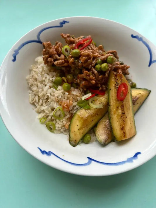 Honey Sriracha Beef with Brown Rice & Garlic Courgette Enjoy Honey Sriracha Beef with lean beef, peas, brown rice, and garlic courgettes—471 Kcal, 35g protein, 50g carbs, 16g fat. Nutritious and flavourful!