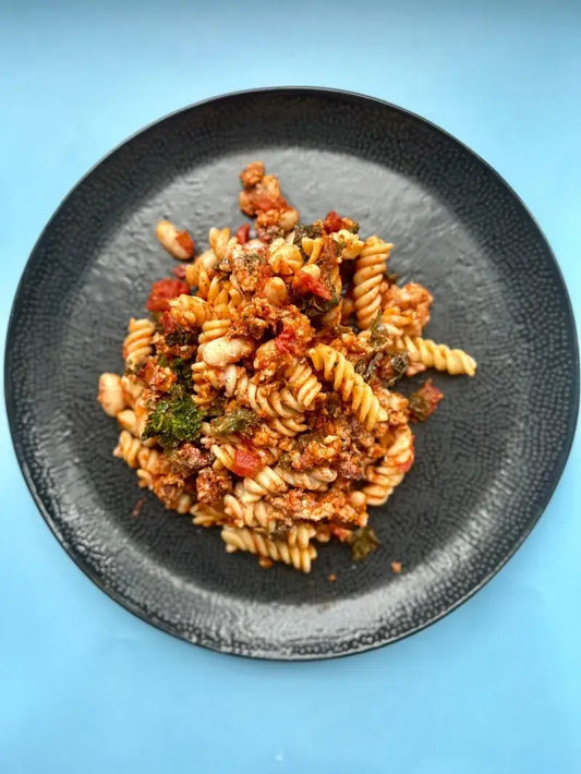 Sausage & White Bean Pasta with Kale in Tomato Sauce Enjoy Sausage & White Bean Pasta with sage, kale, and slow-cooked tomato sauce—495 Kcal, 28g protein, 52g carbs, 18g fat. Hearty, balanced, and delicious!